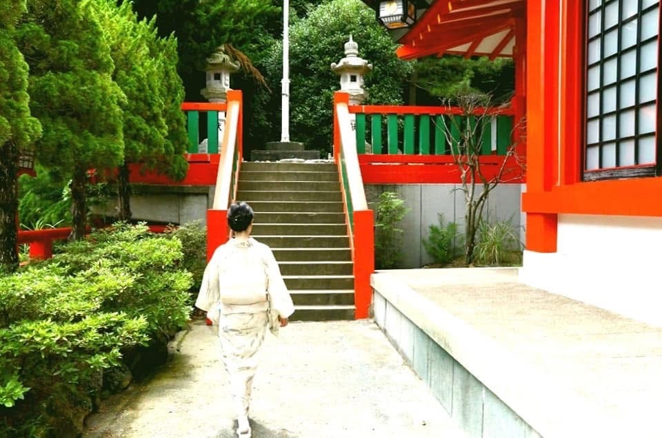 神社で祈る日原亜樹