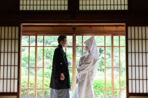 白無垢と紋付袴で向き合う夫婦